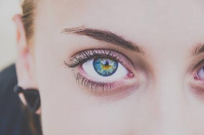 Mujer con los ojos maquillados