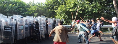 MIGRANTES CON PIEDRAS Y PALOS EXIGEN SE REGULARICE SU ESTADÍA Y TRÁNSITO EN MÉXICO