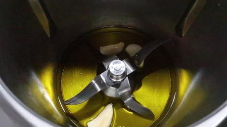 Fideuá con Pollo Thermomix ® Ponemos el aceite y el ajo y picamos