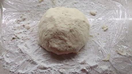 Estiramos la masa con un rodillo