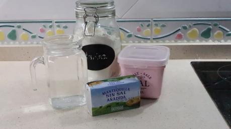 Los ingredientes necesarios para hacer masa de hojaldre rápida Thermomix