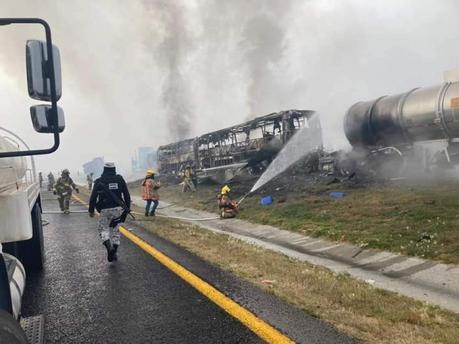 Chocan autobuses y pipa con azufre en la SLP – Querétaro