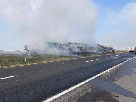 Chocan autobuses y pipa con azufre en la SLP – Querétaro