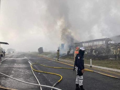 Chocan autobuses y pipa con azufre en la SLP – Querétaro