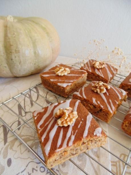 Bizcocho de calabaza especiado con nueces. Spiced pumpkin traybake