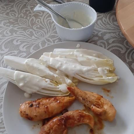 ENDIBIAS CON SALSA DE QUESO AZUL