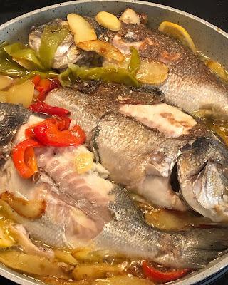 Doradas con Pimientos, patatas, Ajo, limón y cayena. Que Comemos Hoy Doradas con Pimientos, patatas, Ajo, limón y cayena. Que Comemos Hoy