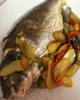 Doradas con Pimientos, patatas, Ajo, limón y cayena. Que Comemos Hoy