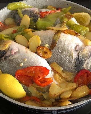 Doradas con Pimientos, patatas, Ajo, limón y cayena. Que Comemos Hoy Doradas con Pimientos, patatas, Ajo, limón y cayena. Que Comemos Hoy