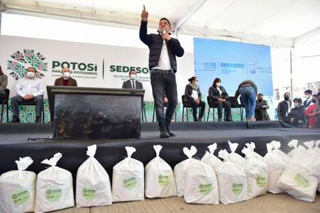 Gallardo inicia entrega de becas alimentarias en San Luis Potosí