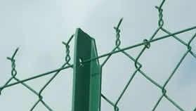 Poniendo pies en polvorosa a 12 agarran y otros 12 se volatizan en la niebla.