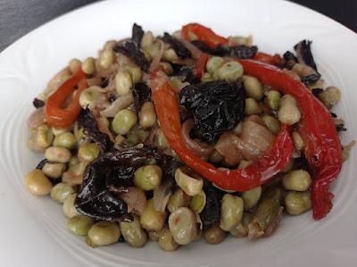 Ensalada templada de habitas con trompetas de la muerte Ensalada templada de habitas con trompetas de la muerte