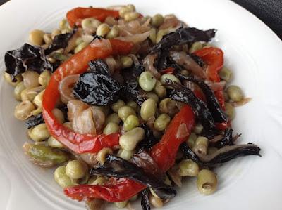 Ensalada templada de habitas con trompetas de la muerte Ensalada templada de habitas con trompetas de la muerte