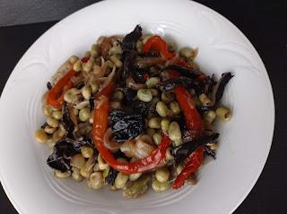 Ensalada templada de habitas con trompetas de la muerte