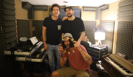 Jose Matera y Jaime Alzate de Los de Adentro se juntan con Ed Keziah en ‘Suave’, una canción esperanzadora y nostálgica Jose Matera y Jaime Alzate de Los de Adentro se juntan con Ed Keziah en ‘Suave’, una canción esperanzadora y nostálgica