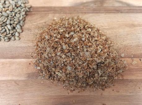 Candelas y Resetea se alían para reutilizar la cascarilla del café en kits de autocultivo de setas