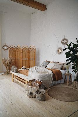 Dormitorio con mobiliario y complementos naturales Dormitorio con mobiliario y complementos naturales