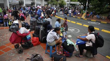 Sin oportunidades, refugiados venezolanos abandonan Argentina