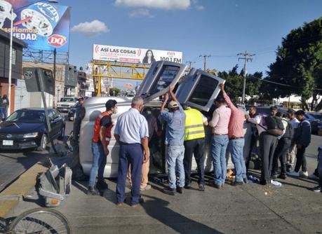 Vuelca camioneta den Avenida Universidad
