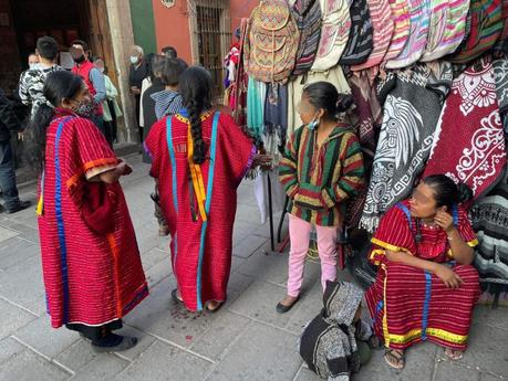 “Hippie” golpea a indígena Triqui en el Callejón de San Francisco