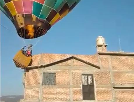 (video) Globo aerostático choca contra vivienda en León