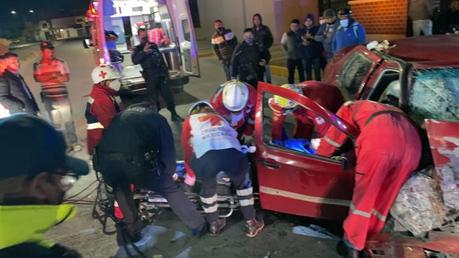 Jóvenes quedan prensados tras accidente en la colonia Himno Nacional