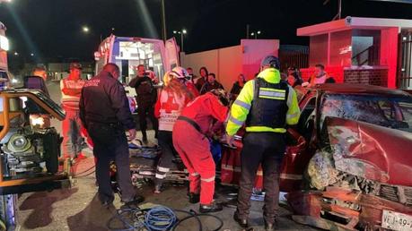 Jóvenes quedan prensados tras accidente en la colonia Himno Nacional