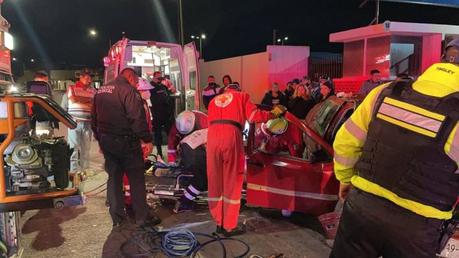 Jóvenes quedan prensados tras accidente en la colonia Himno Nacional