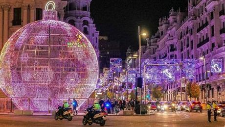 Las calles de Madrid se iluminan por Navidad