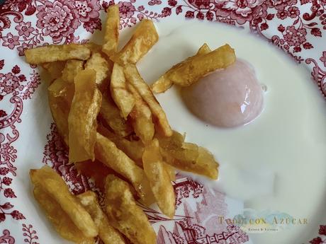 Tampantojo de Huevos fritos con papas fritas. Tampantojo de Huevos fritos con papas fritas.