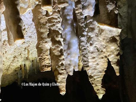 Pequeñas estalactitas en su lento crecimiento