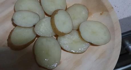 Ponemos las patatas cocidas en el plato en el fondo
