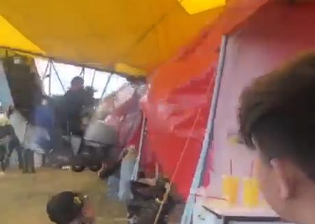 (Video) Globo de Coppel ahora choca contra puestos en el Festival del Globo