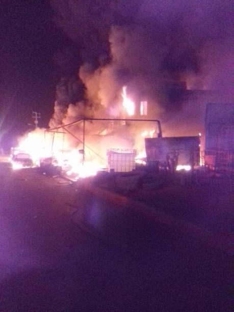 Fuego consume vulcanizadora en carretera 57