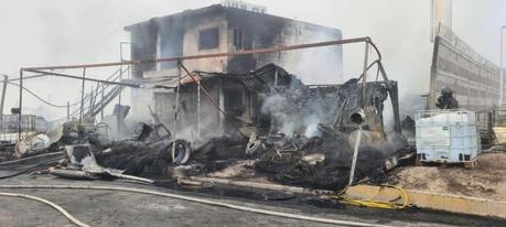 Fuego consume vulcanizadora en carretera 57