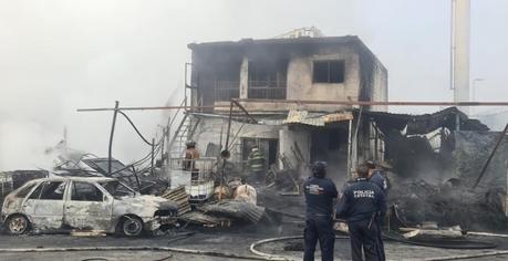 Fuego consume vulcanizadora en carretera 57