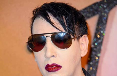 ##Rock: #Entretenimiento: Marilyn Manson encerraba a sus parejas en un cuarto insonorizado para 'chicas malas'