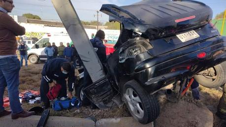 Conductora choca contra poste sobre la carretera Matehuala