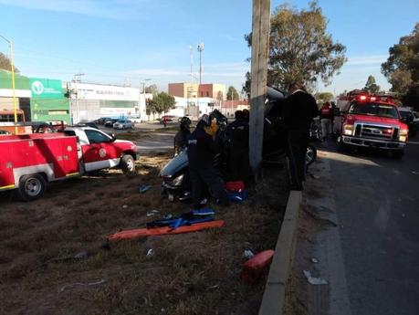 Conductora choca contra poste sobre la carretera Matehuala