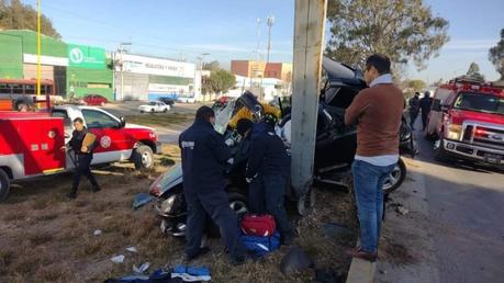 Conductora choca contra poste sobre la carretera Matehuala
