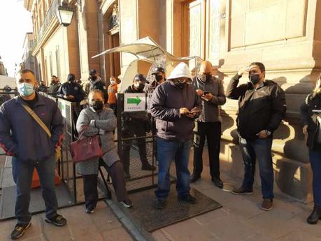 Maestros bloquean acceso a Palacio de Gobierno, exigen pago