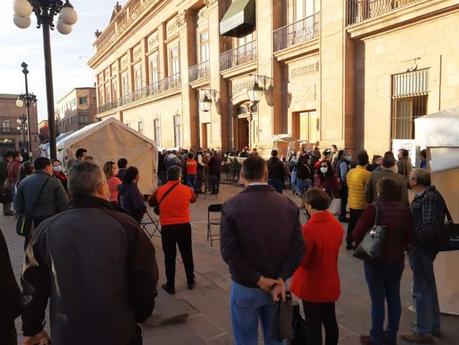 Maestros bloquean acceso a Palacio de Gobierno, exigen pago