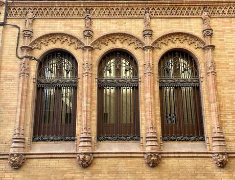 El tetramorfos de la fachada del Edificio de los Luises, en la calle Trajano.
