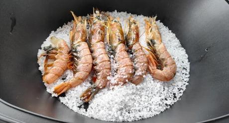 Ponemos una base de sal y colocamos los gambones encima