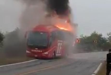 (Video) Se incendia autobús sobre la carretera Valles- Mante