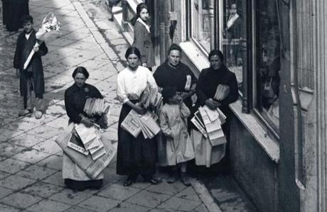 Vendedoras de periódicos, como El Cantábrico o El Pueblo Cántabro, en el centro de Santander a principios del siglo xx