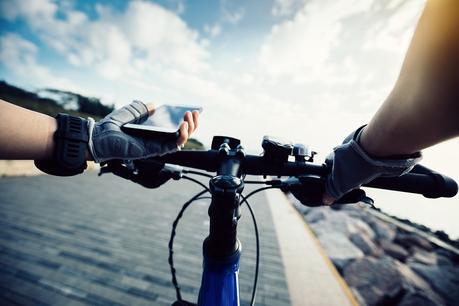 ¿Cómo llevar el móvil en bicicleta?