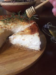 TARTA DE QUESO CABRA , MIEL Y ROMERO TARTA DE QUESO CABRA , MIEL Y ROMERO