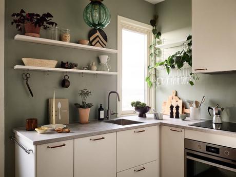 delikatissen vintage verde empolvado scandinavian tiny kitchen scandi green pintura verde cocina paredes verdes green kitchen estilo nórdico colores decoración verde cosy kitchen cosy decor  