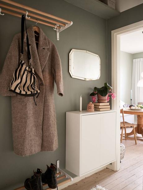 delikatissen vintage verde empolvado scandinavian tiny kitchen scandi green pintura verde cocina paredes verdes green kitchen estilo nórdico colores decoración verde cosy kitchen cosy decor  